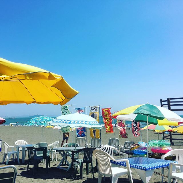 8月31日、水曜日。この夏最後のしおさいは、盛夏よりパラソル多いぞ。