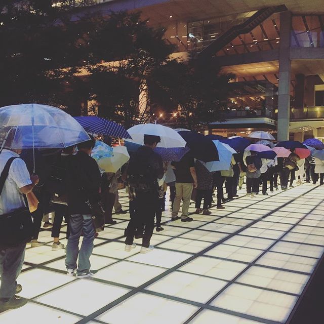 雨の中、延々と続く開場待ちの列。(´Д` )