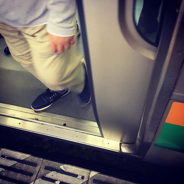 茅ヶ崎から電車に乗って、今夜は藤沢でシメウミのライブだー。(￣ー￣)