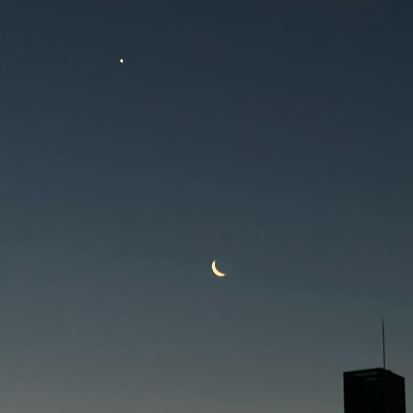 明けの空に明星と月齢27の月