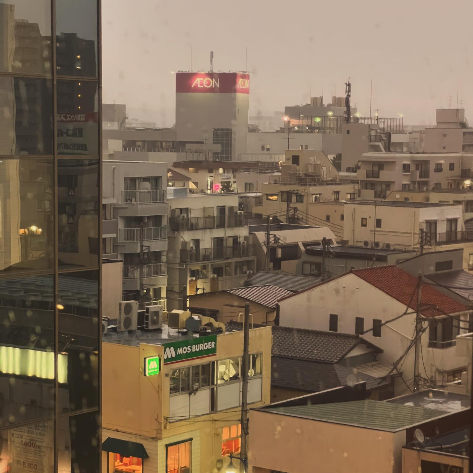 雨の街を