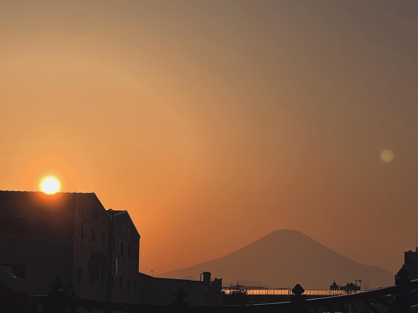 今日の富嶽その2は、ゴースト像のせいでタトゥイーンみたいだ。