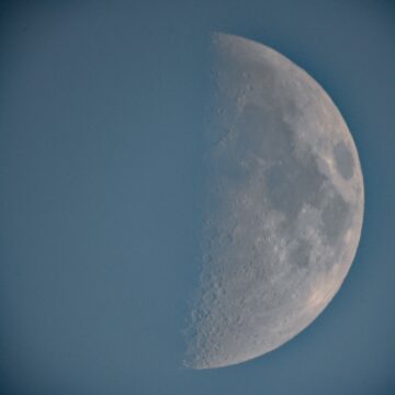 28日、上弦の月を真っ昼間に