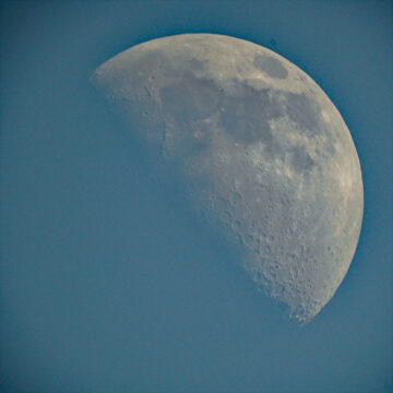 青空に上弦の月