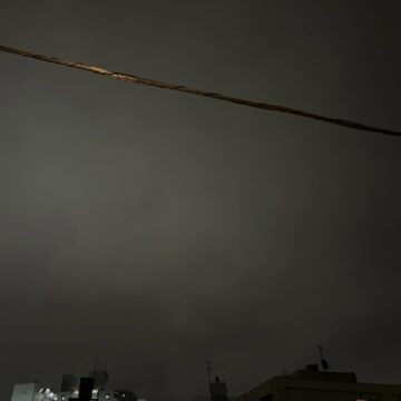 今日の空。皆既月蝕は雨雲の上か。(ToT